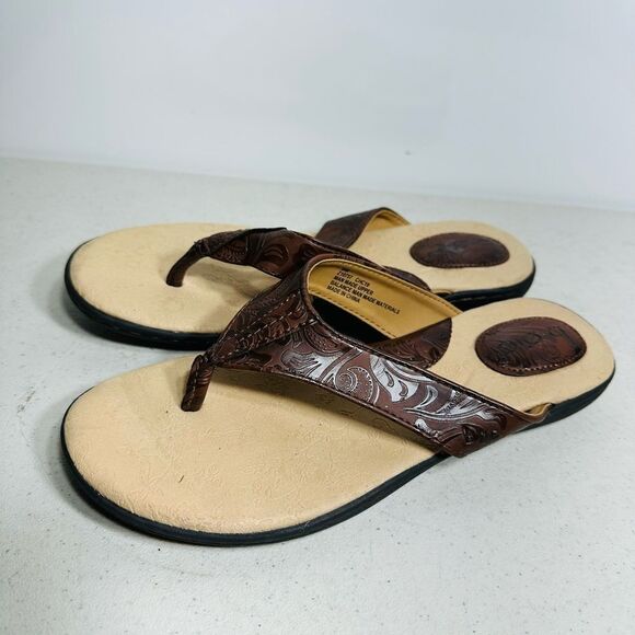 BOC Born Brown Embossed Faux Leather Sandals Flip Flops Womens Size 9 - Picture 4 of 7